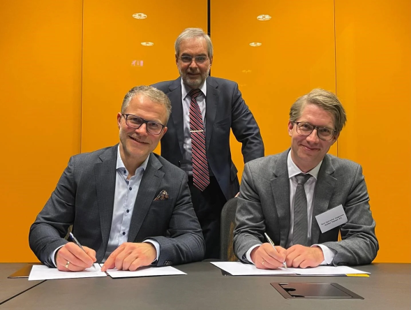 Green Fuel and Haldor Topsøe executives sign the new MoU to explore green ammonia in Iceland.