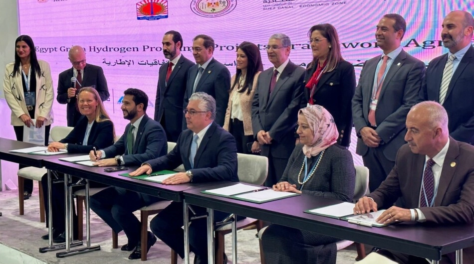 Head of FFI Global Growth Julie Shuttleworth (left, seated) and Egyptian government officials sign the new framework agreement at COP27. Source: FFI.