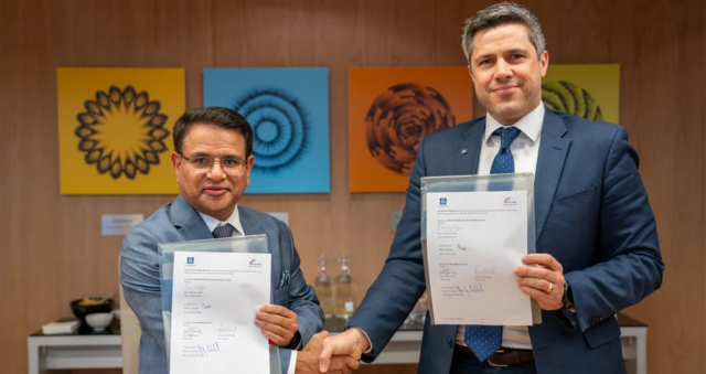 Manoj Upadhyay (ACME, left) and Magnus Ankarstrand (Yara, right) with the signed supply agreement.