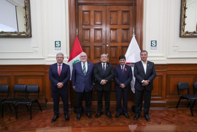 Phelan Green Energy Chairman Paschal Phelan (second from left) and Peruvian government officials sign the project development agreement.
