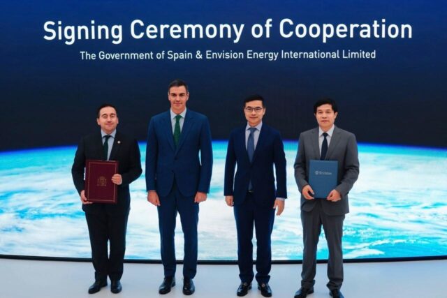 Envision executives and Spanish Prime Minister Pedro Sanchez (second from left) sign the agreement.