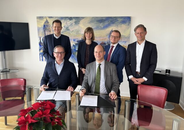 Aker Horizons and VNG H&V executives sign the new offtake agreement in Berlin.